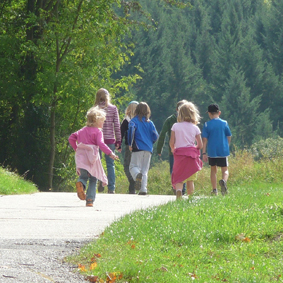 Kindergruppe auf einem Waldweg