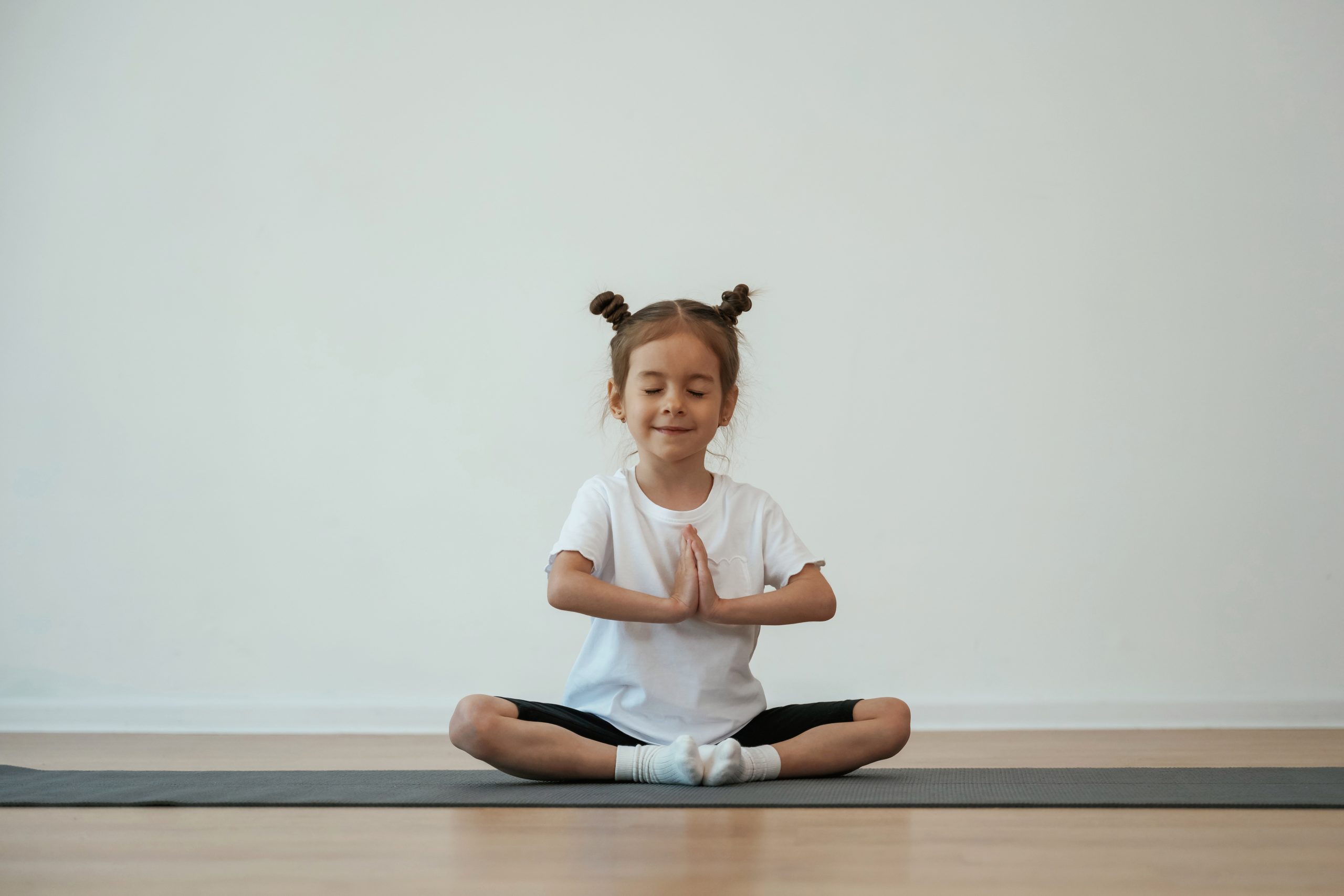 Kleines Mädchen macht Yoga
