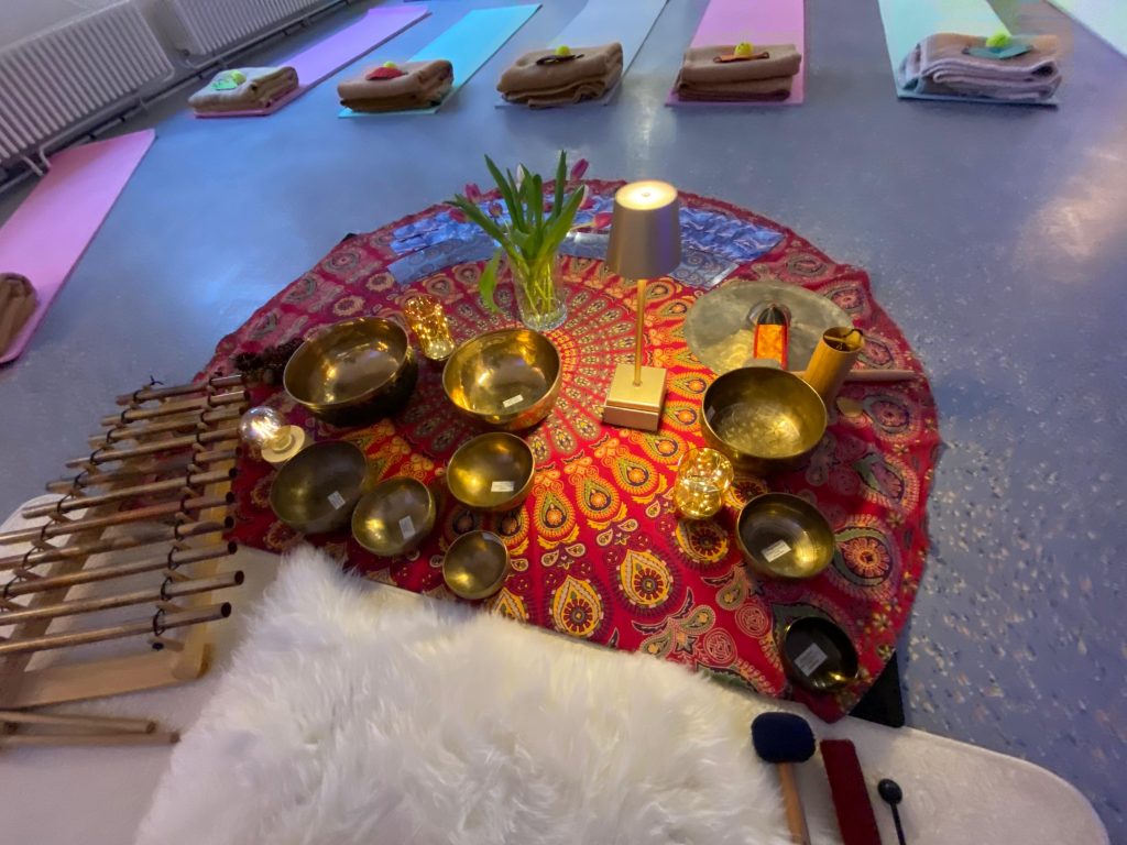 Klangschalen auf einer roten Decke