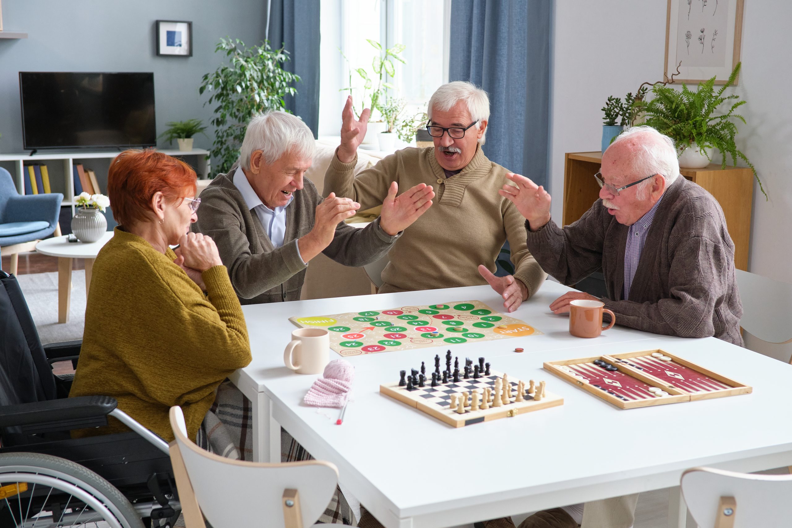 Senioren und Seniorinnen beim Spielen