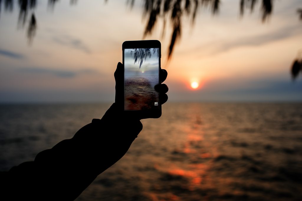Smartphone vor Sonnenuntergang