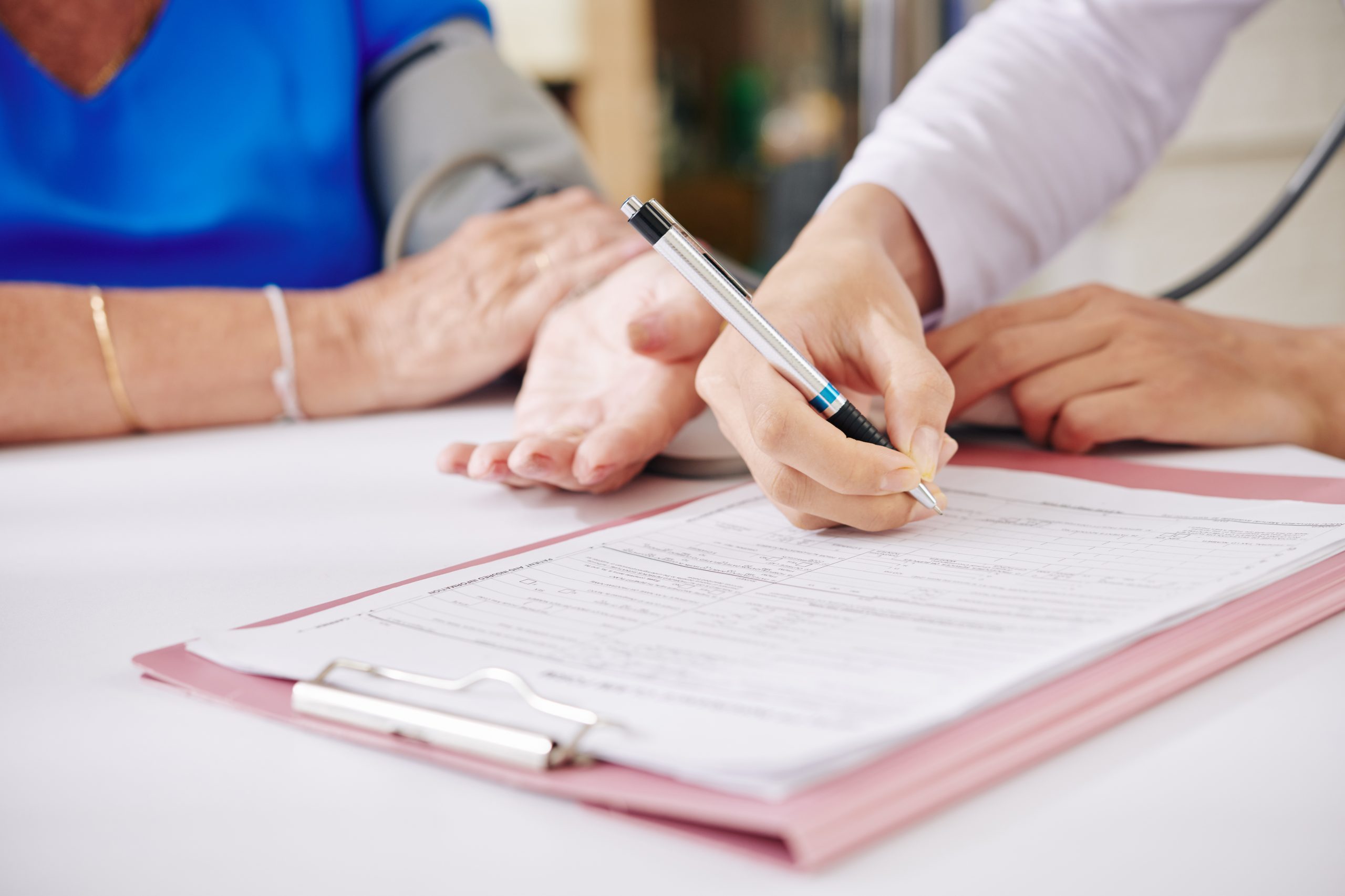 Ältere Dame beim Ausfüllen einer Patientenverfügung